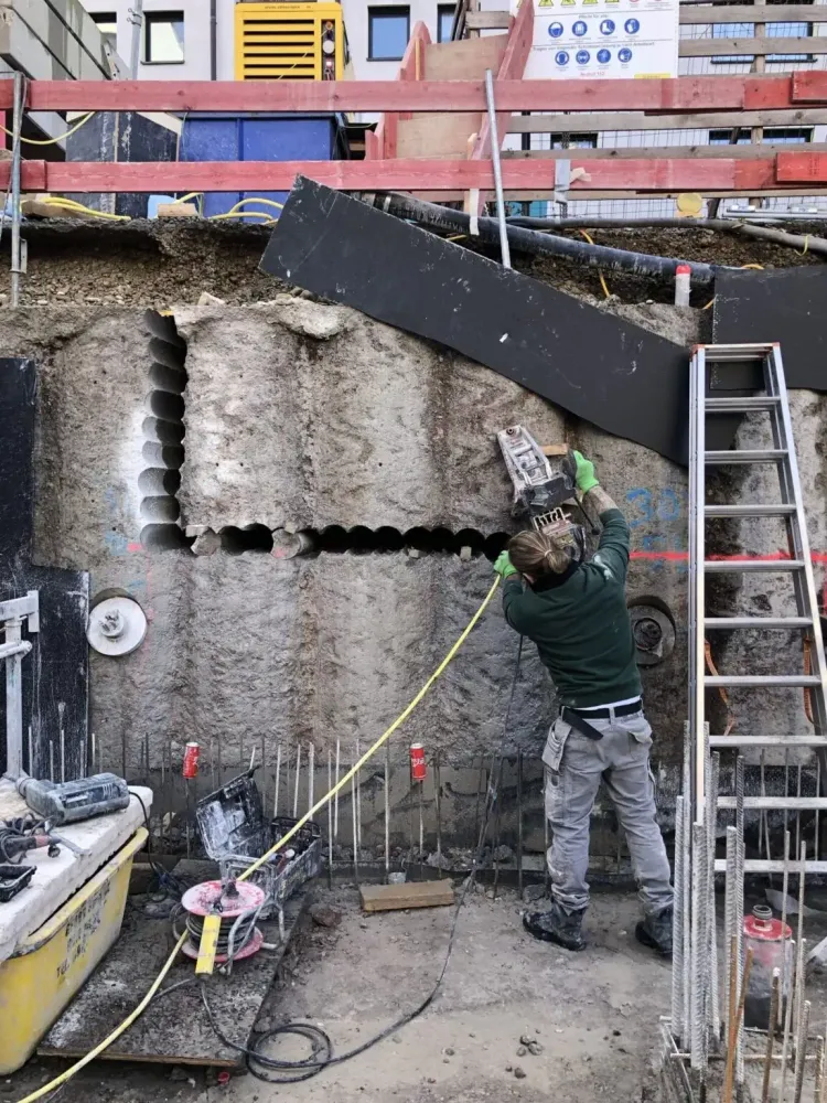 Großflächige Öffnung in Bohrpfahlwand