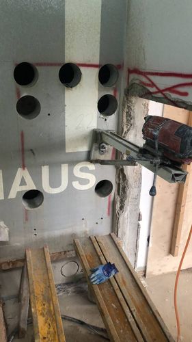 Kernbohrarbeiten für maßgenaue Durchbrüche in Betonwänden